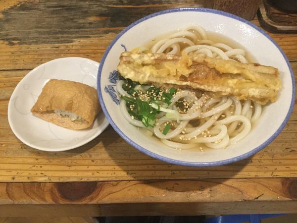 「かけうどん・冷+いなり(¥320+80・ちくわ天サービス)」@ゆず屋製麺所の写真