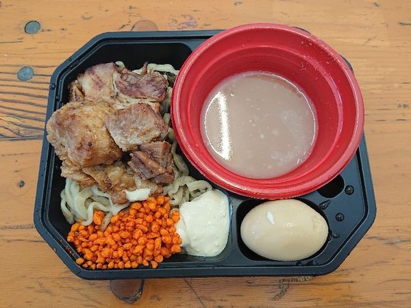 「炙り豚!!豚香るまぜつけ麺＋トッピング全部のせ」@大つけ麺博 美味しいラーメン集まりすぎ祭の写真
