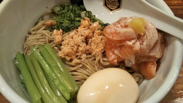 「特製サーモン油そば（限定40食、１０６０円）」@真鯛らーめん 麺魚の写真