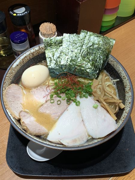 「特製鶏白湯黒 980円 大盛り(間違って)」@中華そば 風 KAZEの写真