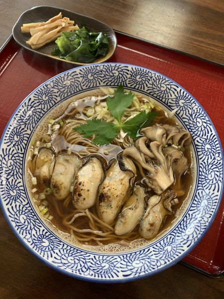 「炙りカキと舞茸のおそば(醤油) 1500円」@天然だしラーメン 潮の音の写真