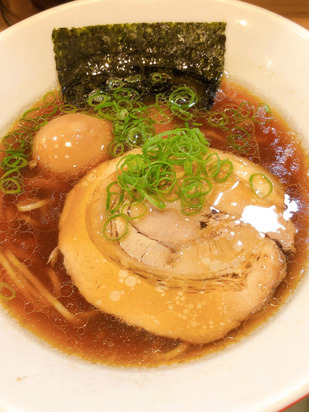 「半熟味玉 中華そば ¥1000」@日本の中華そば富田 成田空港店の写真