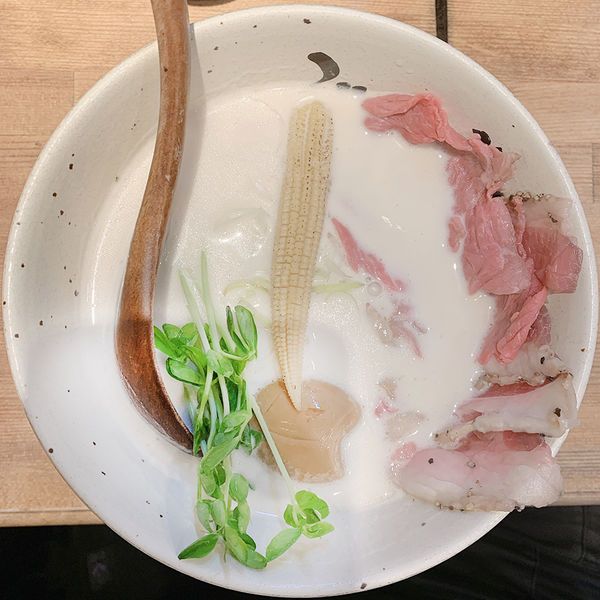 「肉増し 牛白湯＋煮玉子」@牛骨ラーメン ぶっこ志 北浜店の写真