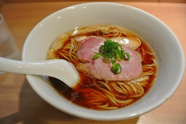 「醤油らぁ麺 800円」@らぁ麺 はやし田 新宿本店の写真