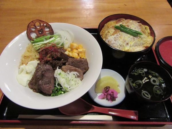 「紫峰牛のカレーまぜ麺（お試し５００円）＋チャー牛＋カツ丼」@牛骨ロックの写真