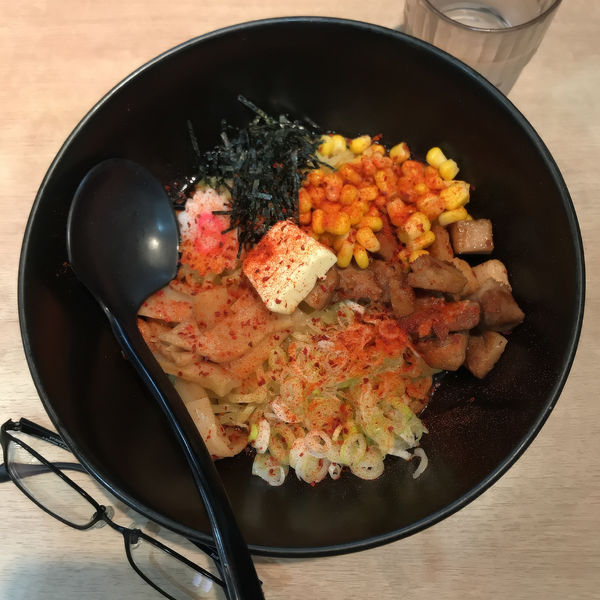 「醤油バター油そば+辛味」@味の天徳 分倍河原店の写真