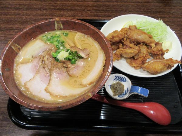 「肉盛り味噌（１０００円）＋鶏唐揚げ５００円」@麺房 あんよんの写真