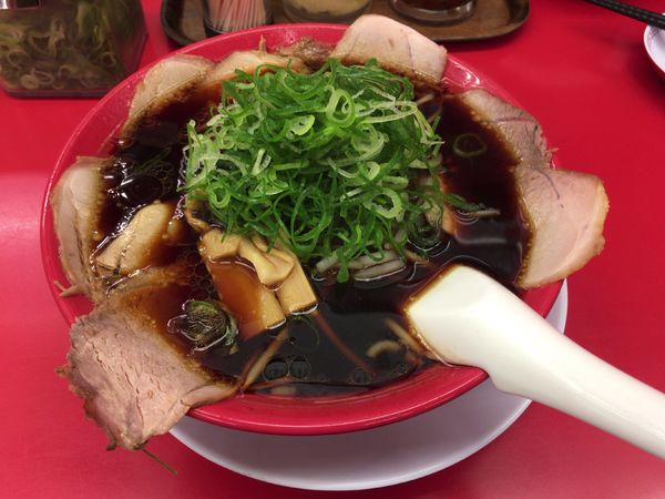 「【期間限定】京都漆黒醤油ラーメン＋チャーシュー 990円」@ラーメン 魁力屋 東久留米店の写真