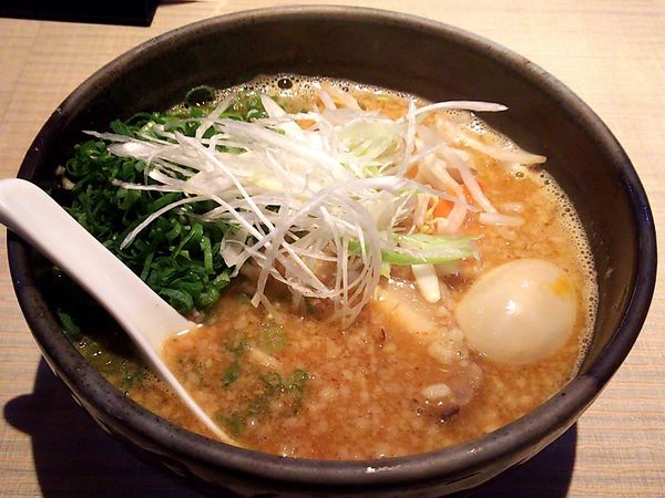 「赤唐神味噌らぁめん+九条ネギ+煮たまご」@麺や鐙壱番の写真