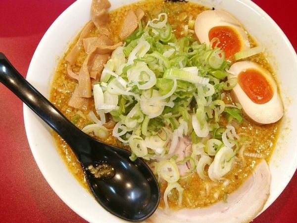 「カレーらーめん（薬味ネギ多め）＋味玉子」@濃厚こってりら～めん つばめの写真