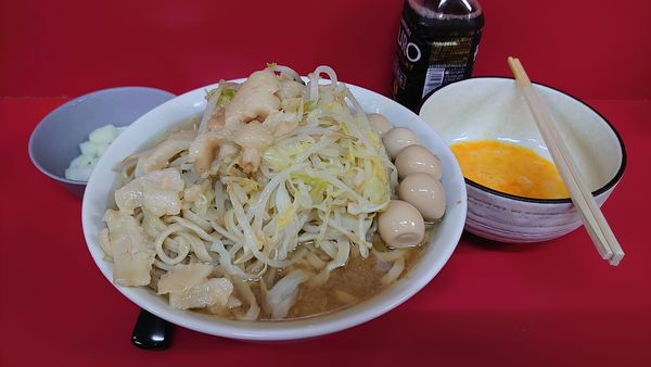 「小ラーメン、生卵、玉ねぎ、ウズラ。」@ラーメン二郎 茨城守谷店の写真