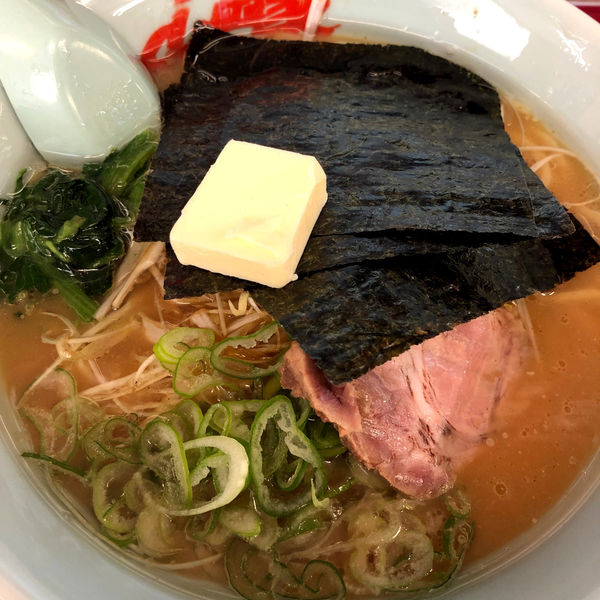 「醤油ラーメン　670円　バター　60円　和えネギ　乞食」@ラーメン山岡家 大泉店の写真