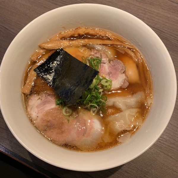 「醤油梅山豚特上チャーシュー麺1600円＋ワンタン260円＋大盛り」@支那そばや 本店の写真