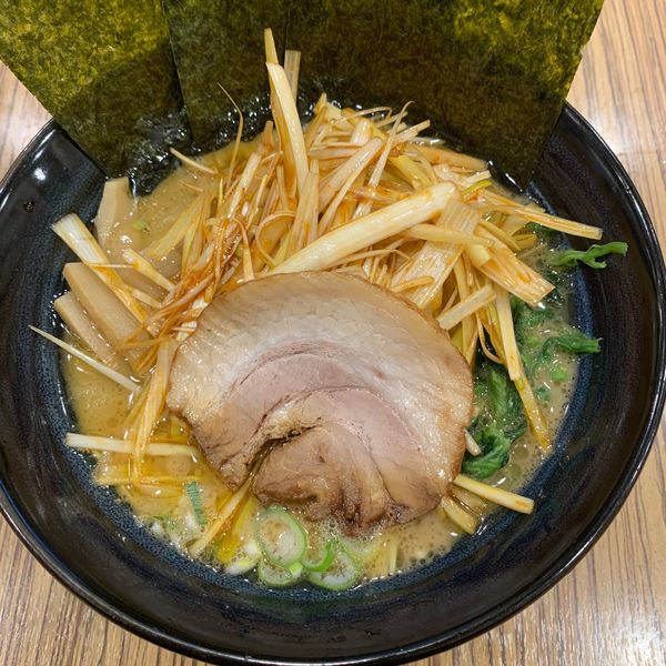 「醤油豚骨760円＋辛ネギ150円＋ライス無料。」@麺屋 王道の写真