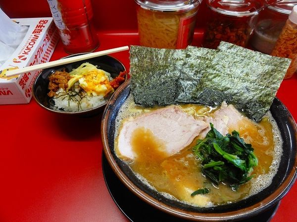 「チャーシュー麺中盛980円麺カタメ　半卵まぶしご飯100円」@家系ラーメン 王道家の写真