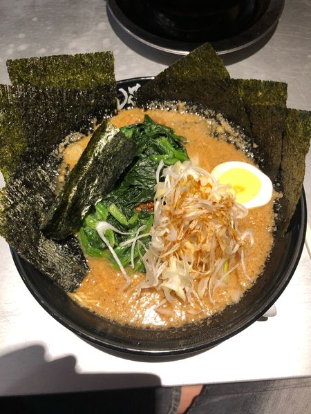 「嵐げんこつらーめん醤油　大盛り　ほうれん草　シャキネギ　海苔増し」@らあめん花月嵐 三島店の写真