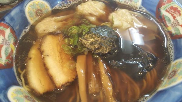 「肉わんたん麺　　黒」@支那そば かつみの写真