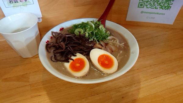 「半熟味玉豚そば」@麺や 木蓮の写真