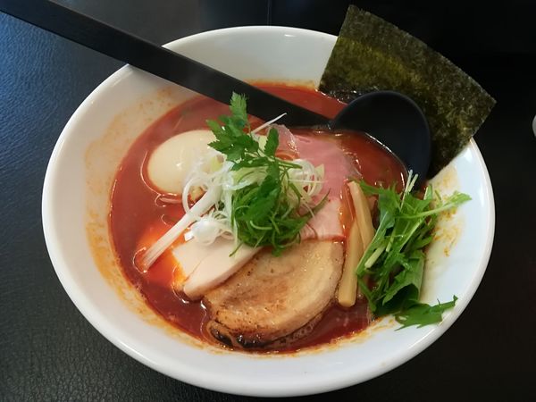 「11/2 限定辛鶏パイタンらーめん∗自家製スパイシーソース∗　大」@麺や はまじの写真