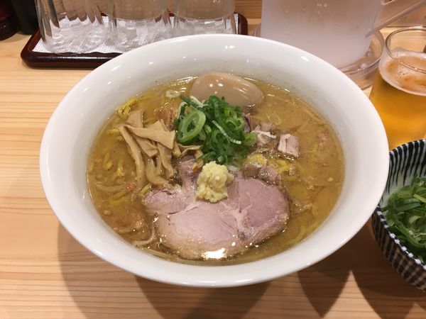 「サッポロラガービール赤星→味噌＋煮玉子＋ねぎ（別皿）」@三ん寅の写真