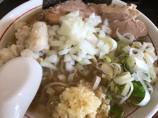 「塩チャーシュー麺（並）＋身入り＋玉ねぎ＋にんにく」@手打ち中華そば 酒田 平間店の写真