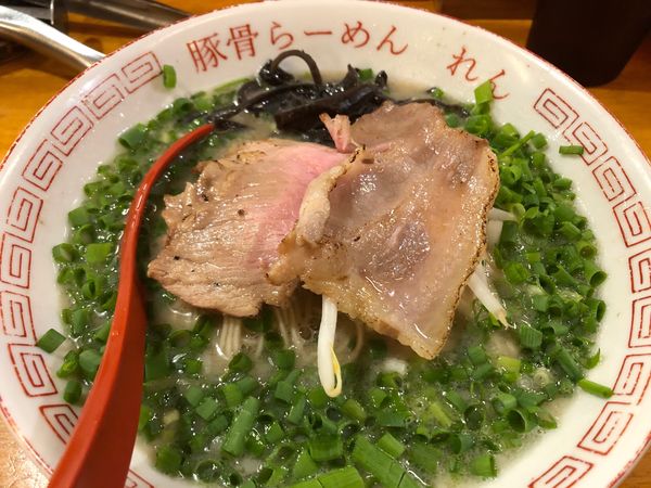 「博多ラーメンネギトッピングハリガネ＋替え玉ハリガネ」@豚骨らーめん れんの写真