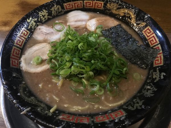 「とんこつラーメン 780円 硬め，ネギ多め」@無鉄砲 大阪店の写真