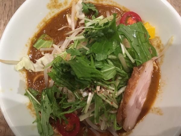 「スパイストンコツソバ 880円」@ソラノイロ トンコツ&キノコの写真