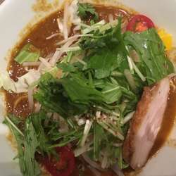 スパイストンコツソバ 880円