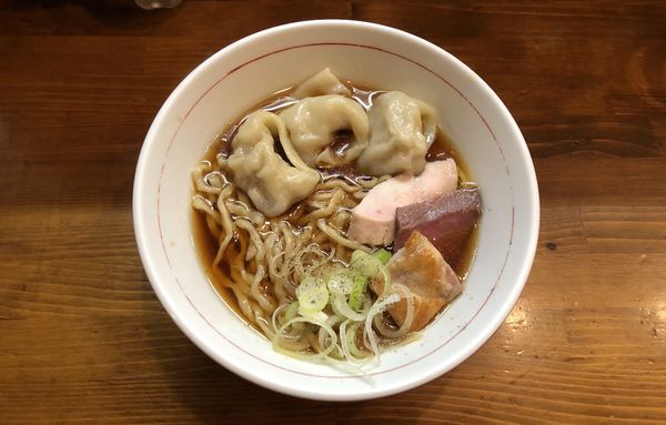 「らーめん 麺大盛り+わんたん３個」@らーめん かねかつの写真