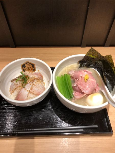 「特製カンパチラーメン＋炙りカンパチ丼」@真鯛らーめん 麺魚 錦糸町PARCO店の写真