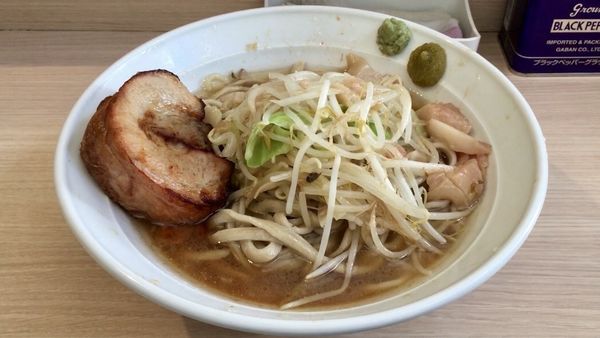 「ラーメン（塩）麺増300g ヤサイ柚子胡椒わさび」@麺屋 味方の写真