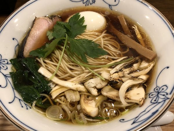 「松茸入り秋刀魚煮干しのコンソメ中華そば〈熟成生醤油〉」@Yo-shoku OKADAの写真