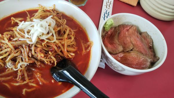 「辛辛みそラーメン（限定８５０円）＋ローストビーフ丼セット」@塚越ラーメンの写真