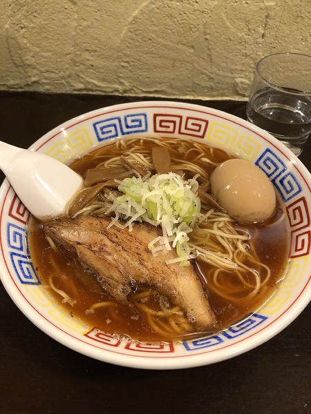 「【限定】半田のたまり醤油ラーメン850円＋味玉」@づゅる麺 池田の写真