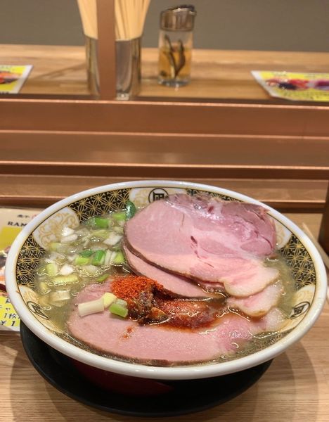 「すごい煮干しラーメン ローストポーク」@ラーメン凪 福岡空港店の写真
