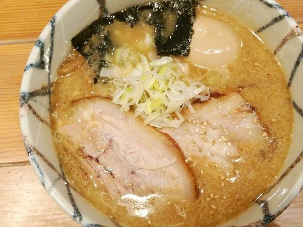 「味付玉子しょうゆらーめん＋肉増し」@らーめん風来居 神田秋葉原店の写真