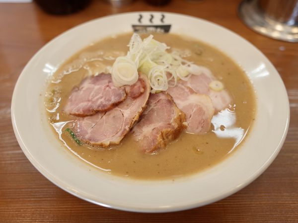 「濃厚魚介ラーメン…750円、チャーシュー…＋250円」@公園前の写真