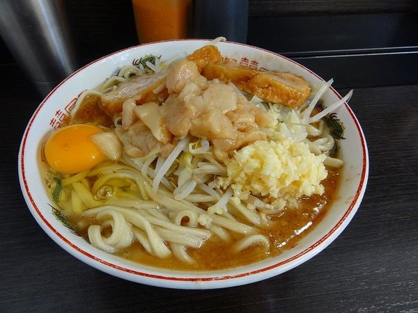 「小ラーメン750円　野菜少な目/ニンニク/脂　生卵50円」@ラーメン二郎 川越店の写真