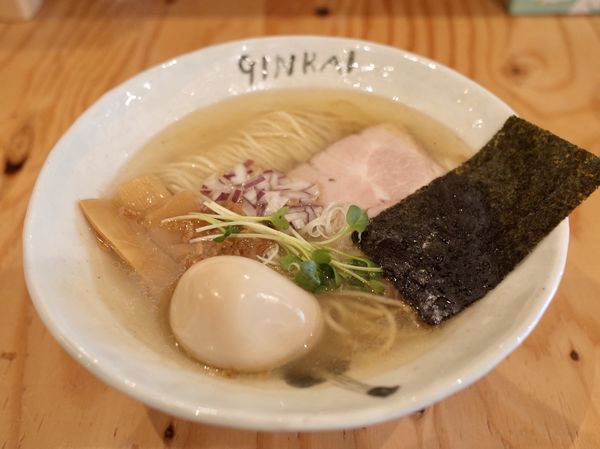 「塩のラーメン…820円、味玉…＋100円」@銀界の写真