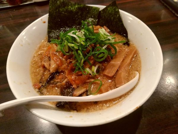 「きのこペッパー醤油ラーメン(並盛・140g)968円」@環七ラーメン 周麺の写真