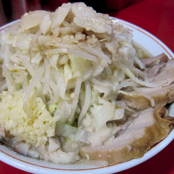 「ラーメン豚2枚（野菜・蒜・脂）800円」@ラーメン二郎 札幌店の写真