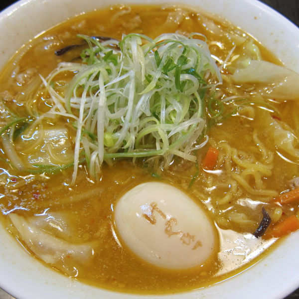 「味噌ラーメン 880円 + 味玉（クーポン）」@けやき すすきの本店の写真