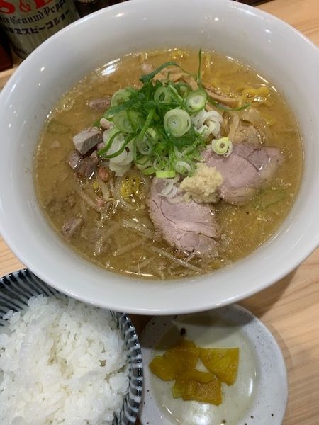 「味噌らーめん 850円　ごはん小 100円」@三ん寅の写真