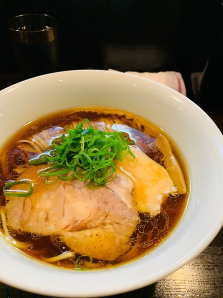 「醤油らぁめん」@らぁ麺 すぎ本の写真