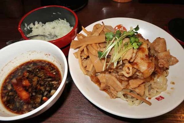 「肉盛りつけ麺並　830円＋肉増し　120円他」@魁 肉盛りつけ麺 六代目けいすけの写真