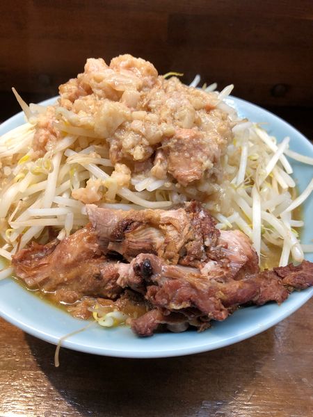 「ラーメン中800円生卵50円ヤサイアブラ増し」@立川マシマシ OGKB店の写真
