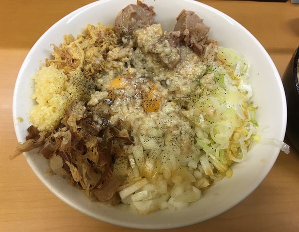 「汁なし チーズ ヤサイちょいマシ ニンニクマシ アブラ タマネギ」@ラーメン ○菅の写真