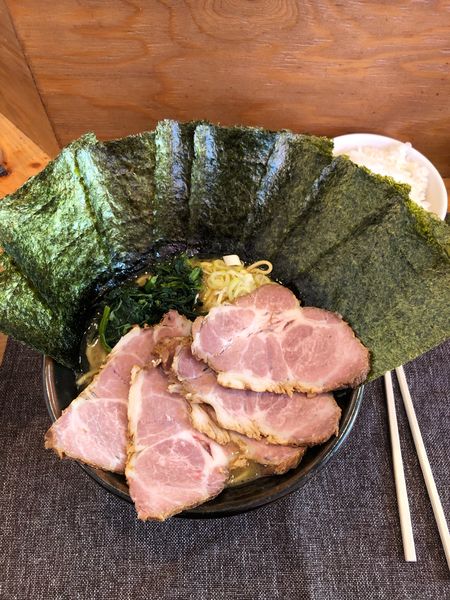 「家系ラーメン醤油大盛り　チャーシュー５枚　海苔　中ライス」@替玉無双 豚ざむらいの写真