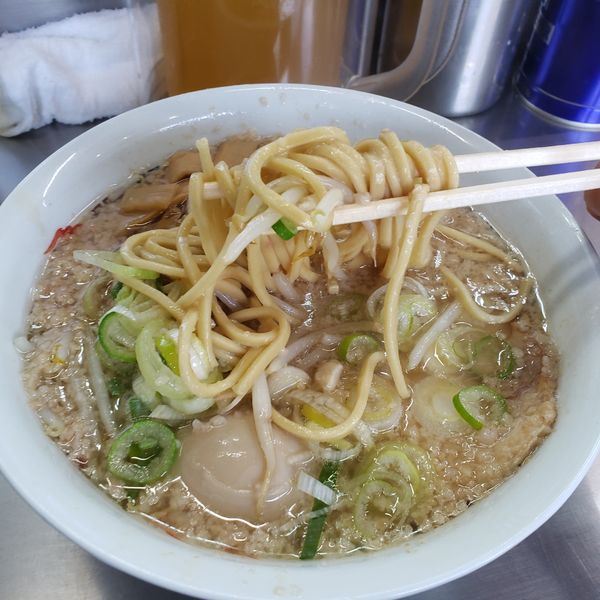 「ラーメン味濃いめ、油多め、味たま900円」@ホープ軒 千駄ヶ谷本店の写真